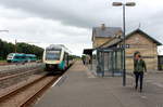 Arriva: Der LINT AR 1026 hält am 8. Juli 2020 im Bahnhof Varde abfahrbereit. Der Zug fährt über Skjern, Herning, Silkeborg og Skanderborg nach Århus. - Noch ein Bahnfotograf, mein Sohn Stefan, befand sich am Gleis 1 des Bahnhofs.