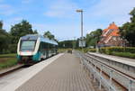 Arriva: Der LINT 41 AR 2046 nach Viborg wartet am 9. Juli 2020 im Bahnhof Rødkærsbro die Abfahrtszeit ab. - Das Bahnhhofsgebäude, das man rechts im Hintergrund sehen kann, wurde 1911 errichtet. Der Architekt war Heinrich Wenck, dem Dänemark u.a. viele schöne Bahhofsgebäude verdankt. 