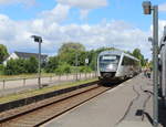 DSB Bahnstrecke 61: Odense - Ringe - Svendborg: Ein Regionalzug (Siemens Desiro Mq 4924) nach Ringe ist gerade im Bahnhof Højby Fyn angekommen. Datum: 11. Juli 2020. - Statt der DSB-Züge werden Dieseltriebzüge des Unternehmens Arriva ab dem 13. Dezember 2020 diesen Bahnhof und die ganze Bahnstrecke Odense - Ringe - Svendborg bedienen. 