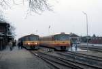 ØSJS (Østbanen): Bahnhof Hårlev am 23. Dezember 1975. - Zwei Triebzüge (Ys+Ym) treffen sich am Bahnhof Hårlev, dem zentralen Bahnhof dieser Bahn.
