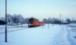 Bahnhof Tølløse am 28. Dezember 1981: OHJ-Diesellok 24 schleppt einen Triebzug, der aus dem HTJ-Triebwagen S 44 und dem OHJ-Postwagen D 246 besteht, zur Werkstatt der HTJ/OHJ in Holbæk. Der Triebzug war wegen heftigen Schneefalles im Schnee stecken geblieben.