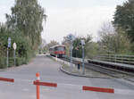 Helsingør-Hornbæk-Gilleleje-Banen (HHGB, Hornbækbanen): Eines Tages im Oktober 1985 nähert sich ein Triebzug (Ym + Ys), der in Richtung Gilleleje fährt, dem Haltepunkt