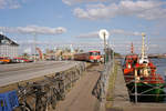 Helsingør-Hornbæk-Gilleleje-Banen (HHGB, Hornbækbanen): Ein Triebzug, bestehend aus einem Triebwagen des Typs Ym und einem Steuerwagen des Typs Ys, hat vor wenigen Minuten den Bahnhof