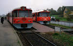 Helsingør-Hornbæk-Gilleleje-Banen (HHGB, Hornbækbanen): Bahnhof Gilleleje am 20. Oktober 2000. - Eben angekommen ist der Zug rechts, während die Garnitur zur linken Seite als der nächste Zug in Richtung Helsingør fahren soll. - Scan eines Farbnegativs. Film: AGFA HDC 200-plus. Kamera: Minolta XG-1.