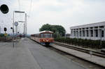 Hillerød-Frederiksværk-Hundested-Jernbane, HFHJ, auch Frederiksværkbanen genannt: Am 27. Mai 1979 erreicht ein Dieseltriebzug (Ym+Yp+Ys) den Bahnhof Hillerød. - Im Hintergrund stehen ein paar Garnituren der S-Bahn Kopenhagen abgestellt; seit dem 26. Mai 1968 bedienen die Garnituren der S-Bahn Kopenhagen die Nordbahnstrecke zwischen Kopenhagen und Hillerød. - Scan eines Diapositivs. Film: Kodak Ektachrome. Kamera: Leica CL.