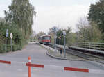 Helsingør-Hornbæk-Gilleleje-Banen (HHGB, Hornbækbanen): Eines Tages im Oktober 1985 nähert sich ein Triebzug (Ym + Ys), der in Richtung Gilleleje fährt, dem Haltepunkt (Helsingør-) Marienlyst. - Der Name  Marienlyst  hängt mit dem kleinen Schloss Marienlyst, das in der Nähe des Hp liegt, zusammen. In dieser Gegend befinden sich auch das bekannte  Marienlyst Strandhotel  und  Helsingør Camping , alles in der Nähe von Wasser / Strand, Wald und Stadt samt Bahn. - Scan eines Farbnegativs. Film: Kodak CL 200 5093. Kamera: Minolta XG-1.