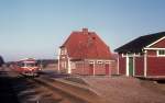 HP, Hjørring Privatbaner (Hirtshalsbanen): Triebzug (Ym + Ys) Bahnhof Horne am 24. Februar 1975.