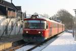 Midtjyske Jernbaner (: die Mitteljtlndischen Eisenbahnen), Odderbanen am 7. Dezember 2012: Ein Triebzug bestehend aus einem Ym (Triebwagen), einem Yp ( Mittelwagen ) und einem Ym (Triebwagen) hat gerade den Bahnhof in Malling, einem Stdtchen zwischen Aarhus und Odder, erreicht.