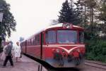 HHJ, Hads-Ning Herreders Jernbane (Århus H - Odder - Hov) am 13. September 1974: Ein Triebzug bestehend aus einem Steuerwagen (Ys) und einem Triebwagen (Ym) hält im damaligen Endbahnhof Hov. - 1977 wurde die Strecke zwischen Odder und Hov stillgelegt. - Jernbane: Eisenbahn; herred: (etwa) Amtsbezirk.