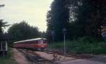 GDS, Gribskovbanen: Ein Triebzug bestehend aus einem Stuerwagen (Ys), einem Mittelwagen (Yp) und einem Triebwagen (Ym) erreicht am 23. Juni 1974 den Bahnhof Kagerup.- Der Zug kommt aus Tisvildeleje.