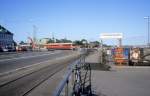 HHGB (Helsingør-Hornbæk-Gilleleje-Banen, auch Hornbækbanen genannt): Triebzug (Ys + Ym) Havnegade (: Hafenstrasse) in Helsingør im September 1992. - Im Hintergrund ist das Schloss Kronborg zu sehen.