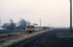 Østbanen: Am 23. Dezember 1975 nähert sich ein sogenannter Y-Zug, ein Triebzug bestehend aus einem Triebwagen (Ym) und einem Steuerwagen (Ys), dem Haltepunkt Bjælkerup auf dem Halbinsel Stevns.