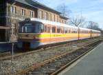 Østbanen Bahnhof Hårlev im April 1987: Ein Triebzug bestehend aus zwei Garnituren ist eben von Køge angekommen. In Hårlev teilt sich der Zug. Die eine Garnitur hat Rødvig als Zielbahnhof, während die andere, d.h. die vom Fotografen gesehen hintere Garnitur nach Fakse Ladeplads fährt.