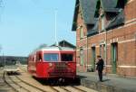 SJS, stsjllandske Jernbaneselskab: Ein Sm, d.h. Scandia-Schienenbustriebwagen, hlt am 24. April 1973 im Bahnhof Fakse / Faxe Ladeplads. - Zu der Zeit gab es noch eine Industriebahn zwischen der Kalkbrennerei in Stubberup (Faxe Kalkvrk) und dem Hafen in Fakse Ladeplads (: Ladeplatz). Die Gleise der schmalspurigen Industriebahn lagen mit denen der SJS zusammen. - Auf der Strecke Kge - Hrlev - Fakse / Faxe Ladeplads fahren heute moderne Triebwagen (LINT 41) der Verkehrsgesellschaft Regionstog.