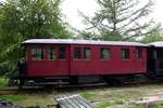 TFJ M2 vor der Werkstatt in Bryrup am 30.05.2019. Der Triebwagen wurde bei Triangel Odense 1928, mit der Fabr.-Nr. 1141, gebaut. Er war bei der TFJ (Thisted - Fjerritslev Jernbane) eingesetzt und wurde 1969 durch die VBV (Veteranbanen Bryrup - Vrads) übernommen und befindet sich dort seit 1970 im Einsatz.  