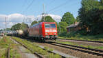 185 004 zieht einen gemischten Güterzug durch den Ort Bückeburg.