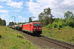 DB 185 276-3 ist auf der eingleisigen Strecke von Verden(Aller) nach Rotenburg(Wümme) unterwegs, hier bei Westerwalsede. (27.05.2022)