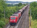 185 397 und eine Schwesterlok zogen am 24.6.13 einen Güterzug bei Oberampfrach nach Nürnberg.