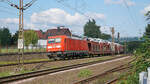 185 226 zieht einen Autotransport-Zug durch den Ort Bückeburg.