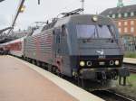 25.7.2011 18:23 DSB EA 3022 mit einem CNL nach Amsterdam Centraal und Zrich kurz vor der Abfahrt im Startbahnhof Kbenhavn H.