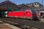 Der beinahe fabrikneue Vectron 3203 der DSB steht mit einem Doppelstockzug bereit zur Abfahrt in Kobenhavn H, dem Hauptbahnhof von Kopenhagen.