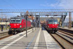 Zwei Vectron AC der DSB stehen mit Doppelstockzügen über Kopenhagen nach Roskilde im dänischen Bahnhof Helsingør bereit.