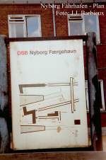 Im Bahnhof Nyborg konnte man den Plan vom Fhrhafen finden.
Dieser war von 1980 bis zum Ende Mai 1997 gltig. Ganz einfach :
fr Passagieren waren nur noch die drei grossen Fhre in Betrieb : Kronprins Frederik, Dronning Ingrid und Prins Joachim, alle drei gleich und immer am selben Bahnsteig. Organisation : ein Schiff war in Nyborg, ein in Korsoer und das dritte unterwegs zwischen beiden, ca. 19 Stunden pro Tag. 
Foto : J.J. Barbieux