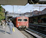 DSB S-Bahn Kopenhagen: Linie B im Bahnhof Valby. Datum: 9. September 2006. - Scan eines Farbnegativs. Film: Kodak FB 200-6. Kamera: Leica C2.