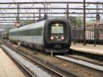 28.7.2011 16:22 DSB IR4 2014 sowie ein weiterer Triebzug vom Typ IR4 als ICL aus Kbenhavn H nach Frederikshavn bei der Durchfahrt durch Roskilde.