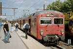 DSB S-Bahn Kopenhagen: Am Nachmittag des 13. Juli 2006 ist ein Zug der Linie B+ aus Høje Taastrup in Richtung Holte im S-Bahnhof Glostrup angekommen. - Scan eines Farbnegativs. Film: Agfa XRG 200-N. Kamera: Leica C2.