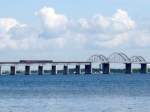 Regionalzug auf der Storstrmbrcke,mit ber 5km und in den 30er Jahren mal grsste der Welt.