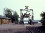 DSB: Das Fährbett in Nykøbing Mors am 5. September 1976. Im Fährbett liegt die Eisenbahnfahre M/F Morsø. - Bis 1971 diente das Gebäude links im Bild als  Fährschiffstation  für die Passagiere, die die Eisenbahnfähre benutzten, um nach Glyngøre zu kommen. Von da war es möglich, mit der Bahn weiter in Richtung Skive zu fahren. In den Jahren 1971 bis 1977 beförderte die Fähre nur Güterwagen. - 1977 wurde die Fährlinie eingestellt.