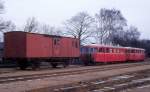 VNJ (Varde-Nørre Nebel Jernbane, Vestbanen) Gepäckwagen mit Zugführerabteil (E 41, Vulcan Waggonfabrik, Maribo 1903, 1946-47 von der Firma Scandia umgebaut) / ausgemusterte Scandia-Schienenbusse (Sm + Sp) Bf Varde Vest am 24. November 1975.