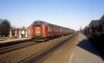 DSB Regionalzug Bahnhof Hedehusene am Morgen des 14. April 1981. Der Zug, der in Richtung Kopenhagen fährt, wird von einer Diesellok geschoben; der vordere Wagen ist ein Steuerwagen des Typs Bns.