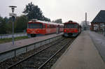 Helsingør-Hornbæk-Gilleleje-Banen (HHGB, Hornbækbanen): Im Bahnhof Gilleleje halten zwei HHGB-Züge.