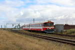 Midtjyske Jernbaner - Lemvigbanen am 5. August 2018: Der Dieseltriebzug  Heden  (:  die Heide ), der aus dem Tw MjbaD Ym 16 und dem Steuerwagen MjbaD Ys 16 (dem vorderen Teil des Zuges) besteht, fährt auf dem Weg nach Lemvig ohne Halt am Haltepunkt Rønland vorbei. - Sowohl Trieb- als Steuerwagen wurden 1983 von DUEWAG gebaut.