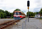 Midtjyske Jernbaner: Lemvigbanen (Vemb - Lemvig - Thyborøn - Jernbane): Ein Dieseltriebzug bestehend aus dem MjbaD Ys 14 und dem MjbaD Ym 14 (DUEWAG 1983) verlässt am 8. Juli 2020 Bækmarksbro in Richtung Vemb.
