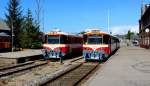 Midtjyske Jernbaner - Lemvigbanen: MjbaD Ym12 + Ys12 ( Storåen ) / MjbaD Ym16 + Ys16 ( Heden ) Bahnhof Lemvig am 9. Juni 2015. - Sowohl die Triebwagen (Ym) als auch die Steuerwagen (Ys) wurden 1983 von DUEWAG hergestellt. - Diese formschönen Uerdingen - / DUEWAG-Triebzüge konnte man früher auf den verschiedenen dänischen Privatbahnen sehen, nun gibt es sie nur noch auf der Lemvigbanen, die zwischen Vemb und Thyborøn (Nordwestjütland) fährt. Die Bahn, die besondere Landschaft und die Kleinstadt Lemvig sind schon einen Besuch wert.