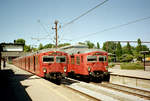 DSB S-Bahn Kopenhagen: Am 1. Juli 2006 halten zwei Garnituren der zweiten Generation im S-Bahnhof Klampenborg, die linke auf der Linie F+ (die Linie gab es in den Jahren 2002 bis 2007; sie fuhr zwischen Klampenborg und Ny Ellebjerg über Hellerup, Nørrebro und Flintholm), die rechte auf der Linie C (Klampenborg - Hellerup - København H - Valby - Flintholm - Ballerup (- Frederikssund)). - Die S-Bahngarnituren dieser Baureihe wurden 1966 - 1978 von den Wagonfabriken Frichs in Aarhus und Scandia in Randers hergestellt. Bis 2007 wurden alle Garnituren ausgemustert. - Scan eines Farbnegativs. Film: Agfa XRG 200-N. Kamera: Leica C2.