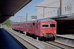 DSB S-Bahn Kopenhagen: Eine Garnitur der zweiten S-Bahnwagengeneration auf der Linie C, die eben dabei war, den Bahnhof Valby in Richtung Ballerup zu verlassen, konnte ich am 4. Juli 2006 knipsen. - Scan eines Farbnegativs. Film: Agfa XRG-N. Kamera: Leica C2.