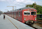 DSB S-Bahn Kopenhagen: Eine Garnitur der zweiten S-Bahnwagengeneration auf der Linie B+ hält am 12. Juli 2006 im S-Bahnhaltepunkt Danshøj (im Stadtteil Valby). - Scan eines Farbnegativs. Film: Agfa XRG 200-N. Kamera: Leica C2.