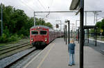 DSB S-Bahn Kopenhagen: Eine Garnitur der zweiten S-Bahnwagengeneration auf der Linie C am  9. September 2006 im S-Bahnhof Ballerup. - Die Ankunft des Zuges wurde auch von einem ganz jungen Bahnfotografen, meinem damals fast achtjährigen Sohn Stefan, verewigt. - Scan eines Farbnegativs. Film: Kodak FB 200-6. Kamera: Leica C2. 