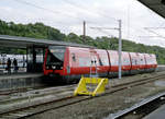 DSB S-Bahn Kopenhagen am 9. September 2006: Ein Zug der Linie F ist gerade im Bahnhof Hellerup angekommen. Der Zug besteht aus vier Wagen (SE+SF+SG+SH) der vierten S-Bahnfahrzeuggeneration, die 2004 - 2005 von Alstom / LHB hergestellt wurde. - Scan eines Farbnegativs. Film: Kodak FB 200-6. Kamera: Leica C2.