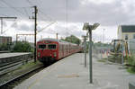 DSB S-Bahn Kopenhagen: Ein Zug der Linie C verlässt gerade den Bahnhof Valby. - Datum: 9. September 2006. - Scan eines Farbnegativs. Film: Kodak FB 200-6. Kamera: Leica C2.
