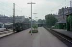 DSB S-Bahn Kopenhagen: Am Endbahnhof Frederiksberg hält im August 1975 ein S-Bahnzug der Linie F. - Der Zug besteht aus vier S-Bahnwagen der 1. Generation (MM+FS+MM+FS). Die Lokomotivfabrik Frichs in Århus stellte in den Jahren 1933 - 1935, 1949 - 1952 und 1962 die Triebwagen (MM) her. Die Steuerwagen (FS) baute die Waggonfabrik Scandia in Randers in den Jahren 1936, 1949, 1952, 1961 und 1962. - Die Bedienung der S-Bahnstrecke Vanløse - Frederiksberg durch die Linie F wurde - nach stufenweisen Abkürzungen - am 1. Januar 2000 völlig eingestellt. Das Bahnhofsgebiet mit S-Bahnhof Frederiksberg und Güterbahnhof Frederiksberg ist verschwunden. Heute befindet sich hier ein Einkaufszentrum ( Frederiksberg Centret  oder  FRB.C. Shopping ). Unter der Erde kreuzen sich die Kopenhagener Minimetrolinien (M1, M2 und M3). - Scan eines Farbnegativs. Film: Kodak Kodacolor II. Kamera: Kodak Retina Automatic II. 