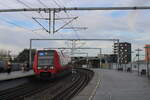 SA 8197 von DSB S-Tog erreicht den Bahnhof København Syd als Linie A, wegen Bauarbeiten nach Farum