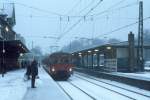 DSB S-Bahn im Januar 1976: Ein Zug der zweiten Generation auf der Linie A hlt  im Bahnhof Charlottenlund. - Der Zug fhrt in Richtung Vallensbk. - Nach Charlottenlund fhrt heute die S-Bahnlinie C (Klampenborg - Kbenhavn H (Hbf) - Ballerup - Frederikssund).