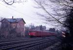 DSB S-Bahn: Ein Zug der Linie A, der in Richtung Vallensbk fhrt, befindet sich im Mrz 1975 in der Nhe vom S-Bf Charlottenlund.