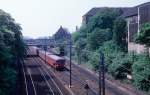 Kbenhavn / Kopenhagen DSB S-Bahn im Mai 1978: Ein Zug der Linie B, der in Richtung Holte ber den Kopenhagener Hauptbahnhof fhrt, hat eben den Bahnhof Valby, den man im Hintergrund sehen kann, verlassen. 