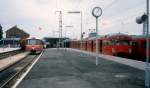 Ein Triebzug der HFHJ (Hillerød-Frederiksværk-Hundested-Jernbane) und eine DSB S-Bahngarnitur (Linie E) halten am 5. Juni 1981 in Hillerød.